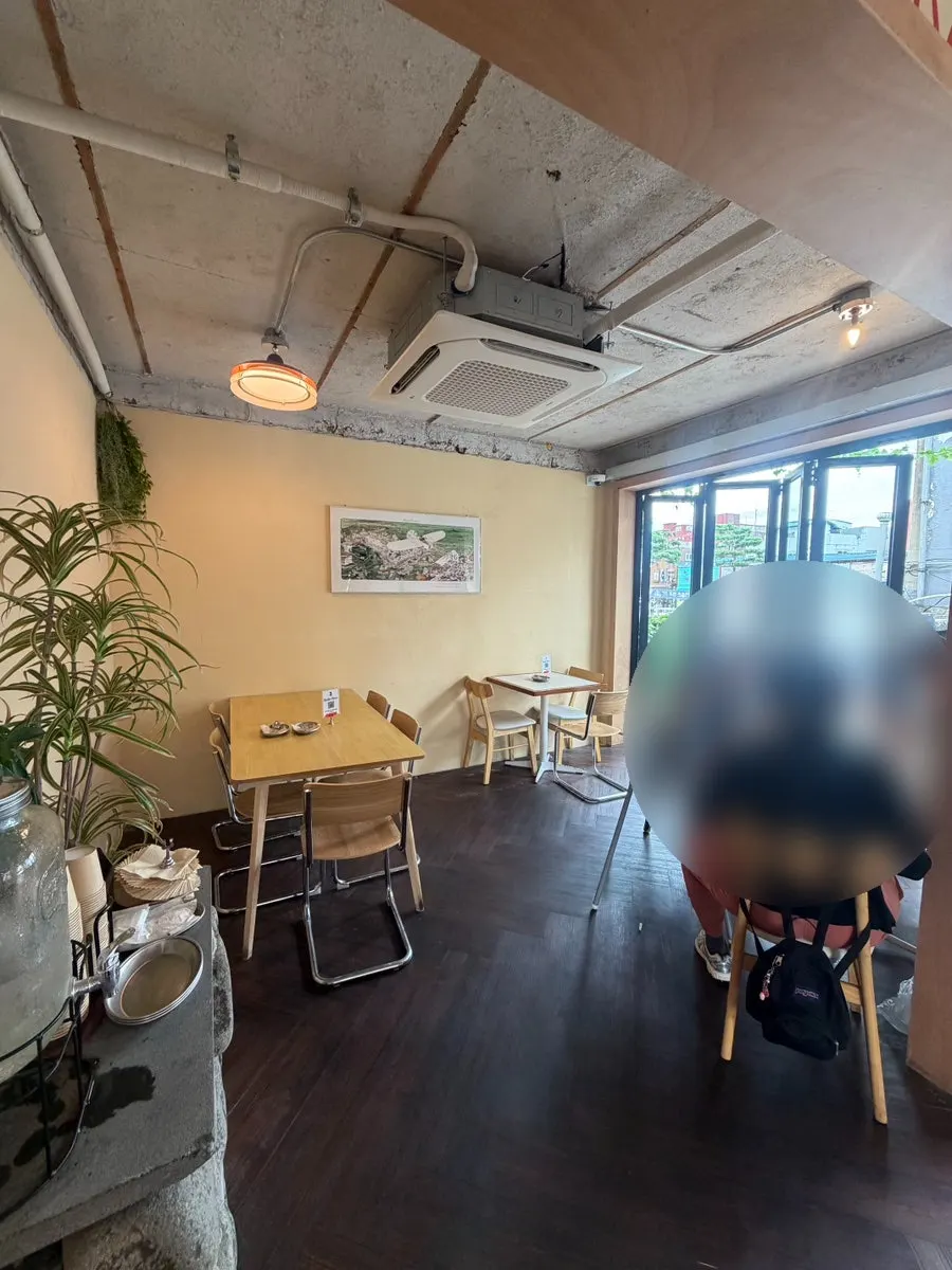 통창이 있는 실내 테이블
