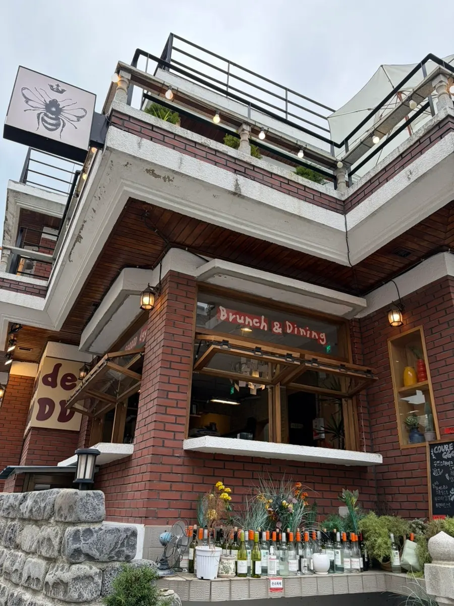 Exterior of the Kueodeukkutteu café entrance on Haengri-dan-gil