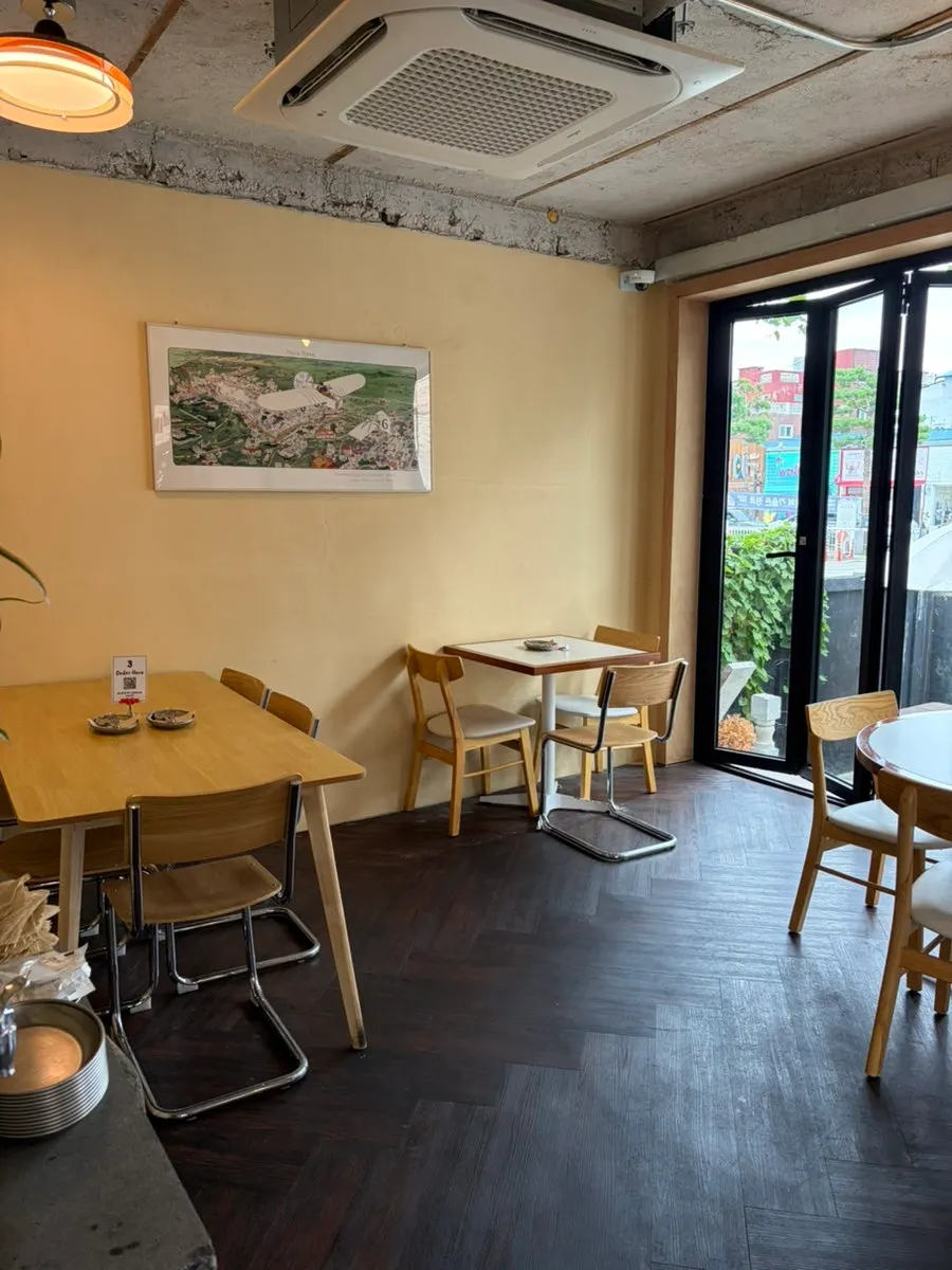 Interior view of the Kueodeukkutteu European-style brunch café