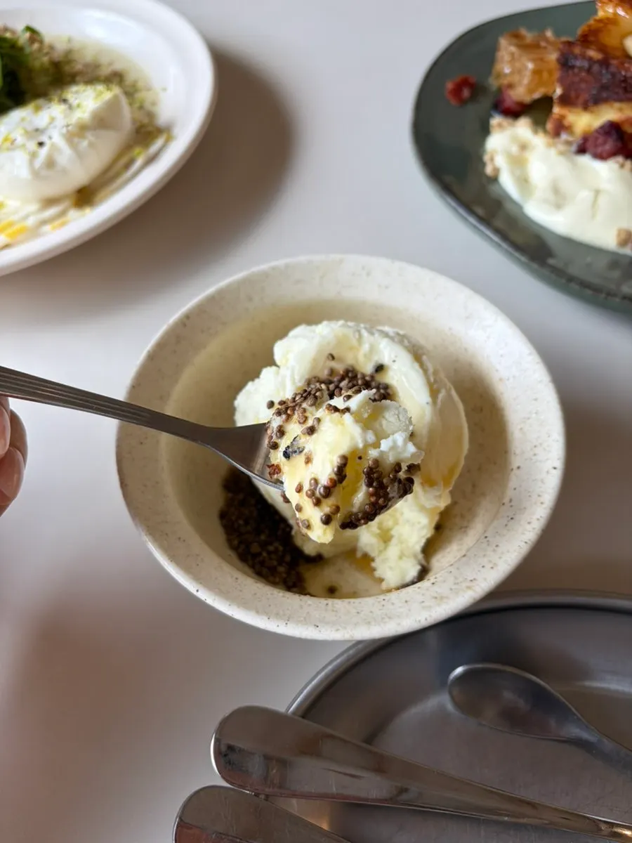 Kueodeukkutteu perilla oil ice cream topped with sesame seeds