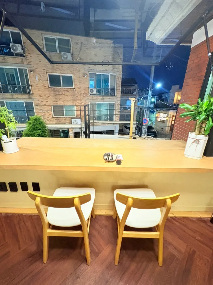 햇빛이 드는 테라스 자리