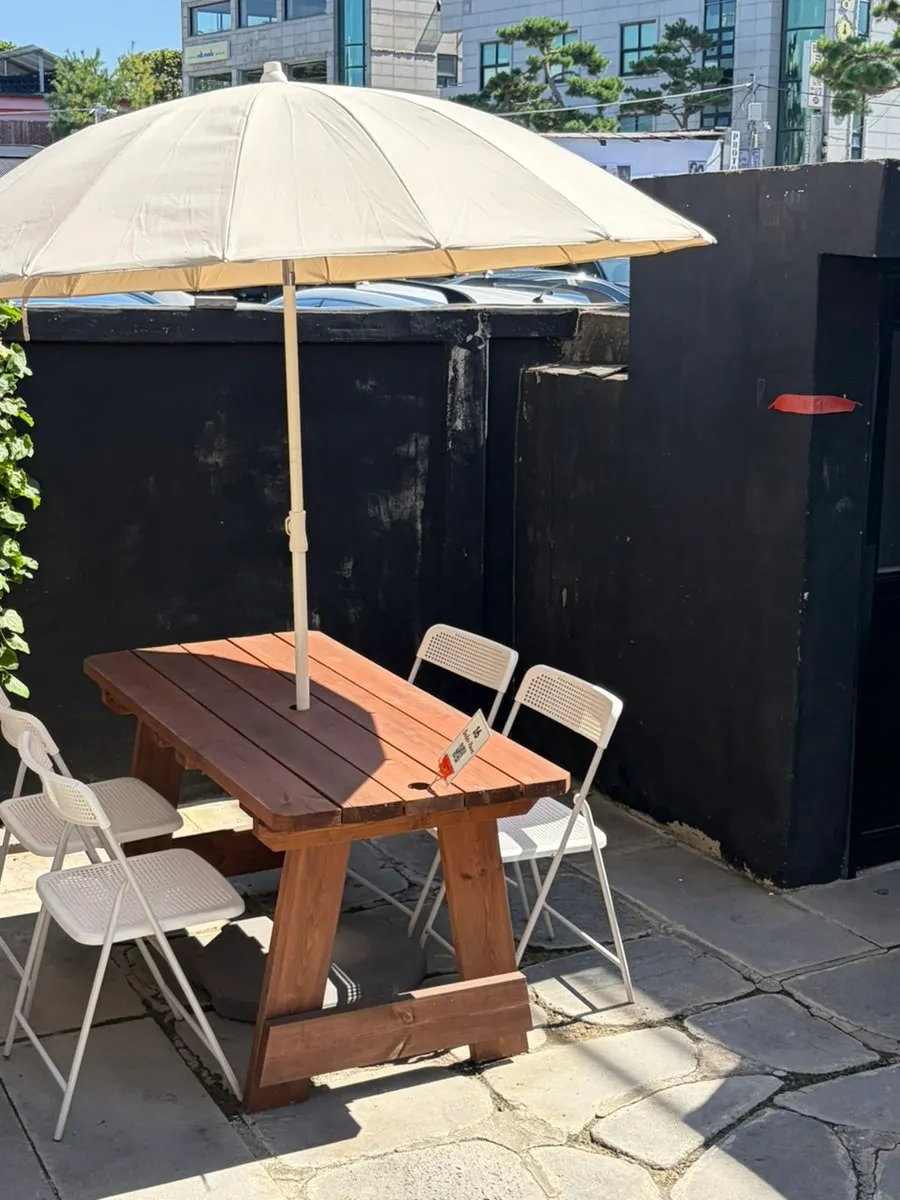Outdoor terrace seating at Kueodeukkutteu