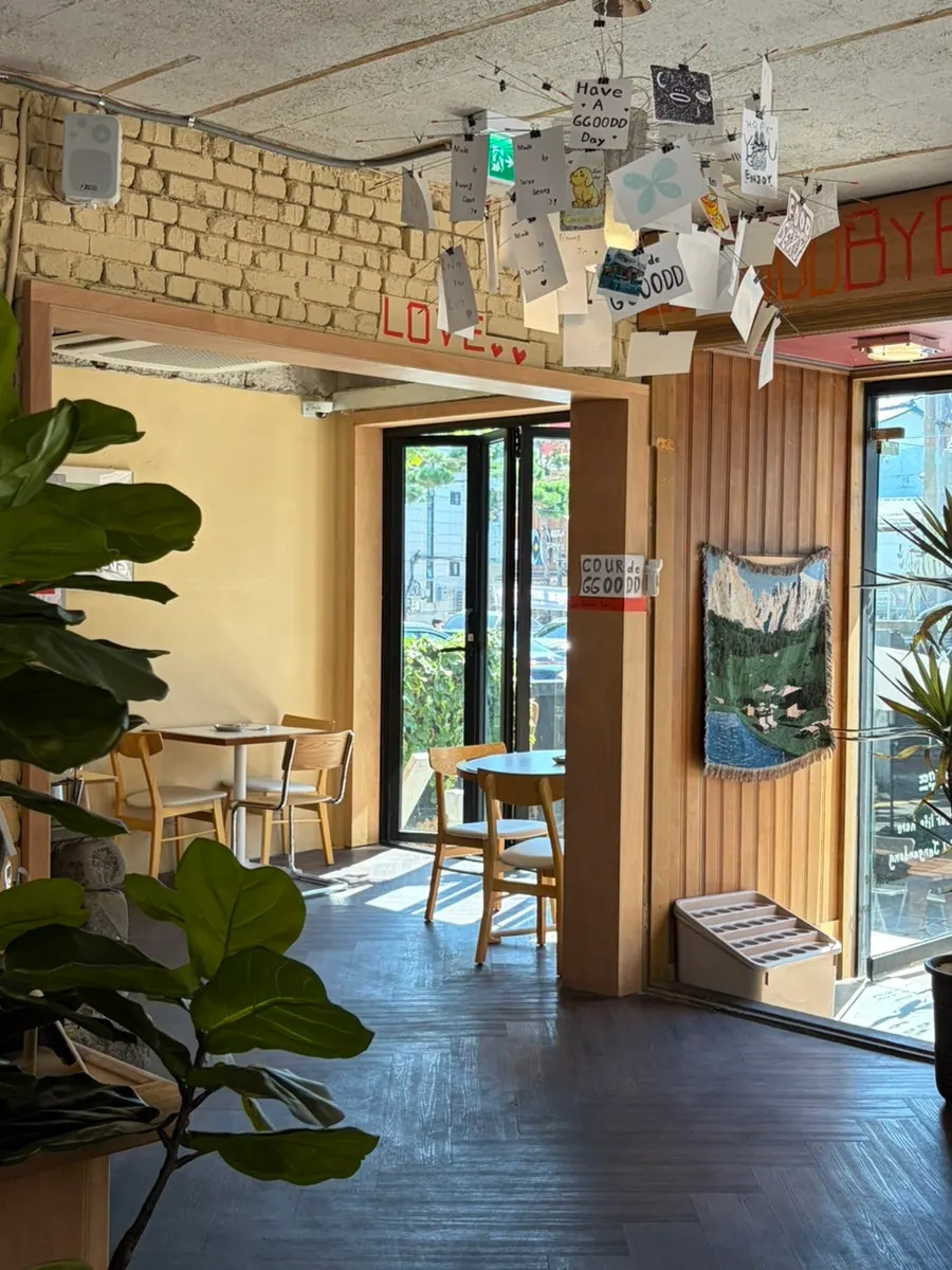 Indoor seating on the 1st floor of Kueodeukkutteu