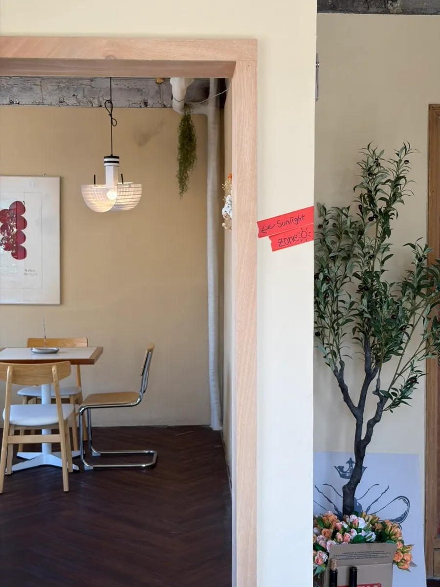 Widely spaced tables on the 2nd floor of Kueodeukkutteu