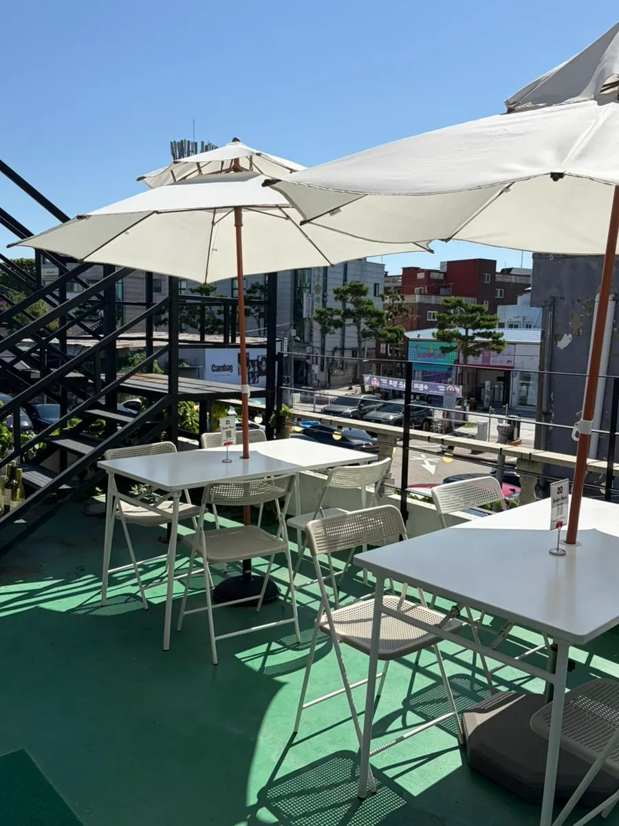 View of the inner seating area on Kueodeukkutteu's 2nd floor