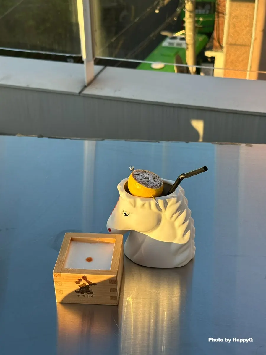 桌上兩杯招牌調酒