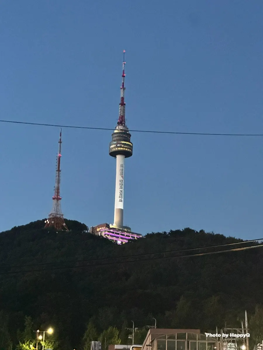 燈火點亮的南山塔夜景