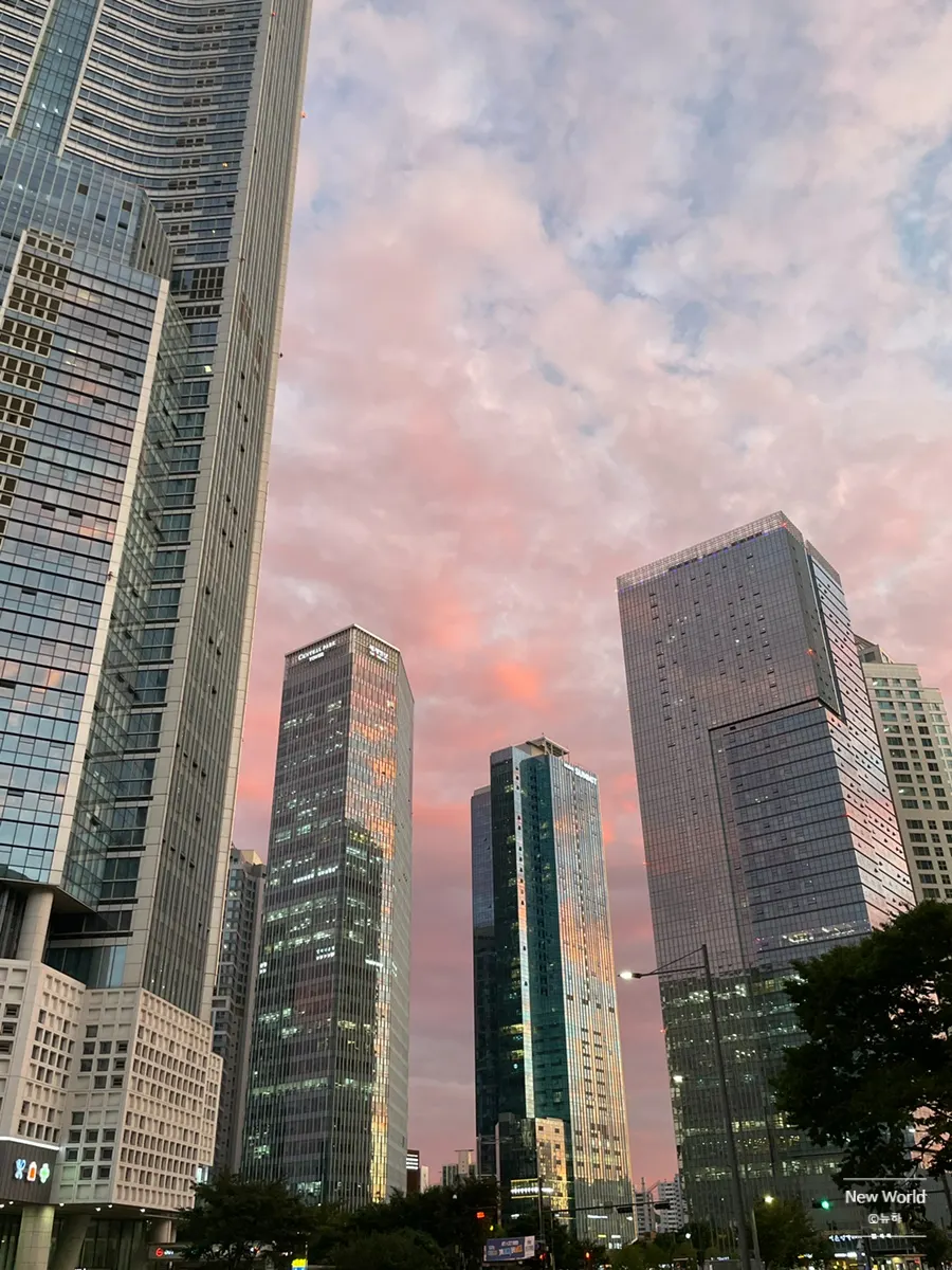 Pink sunset sky seen in front of Yongsan I'Park Mall
