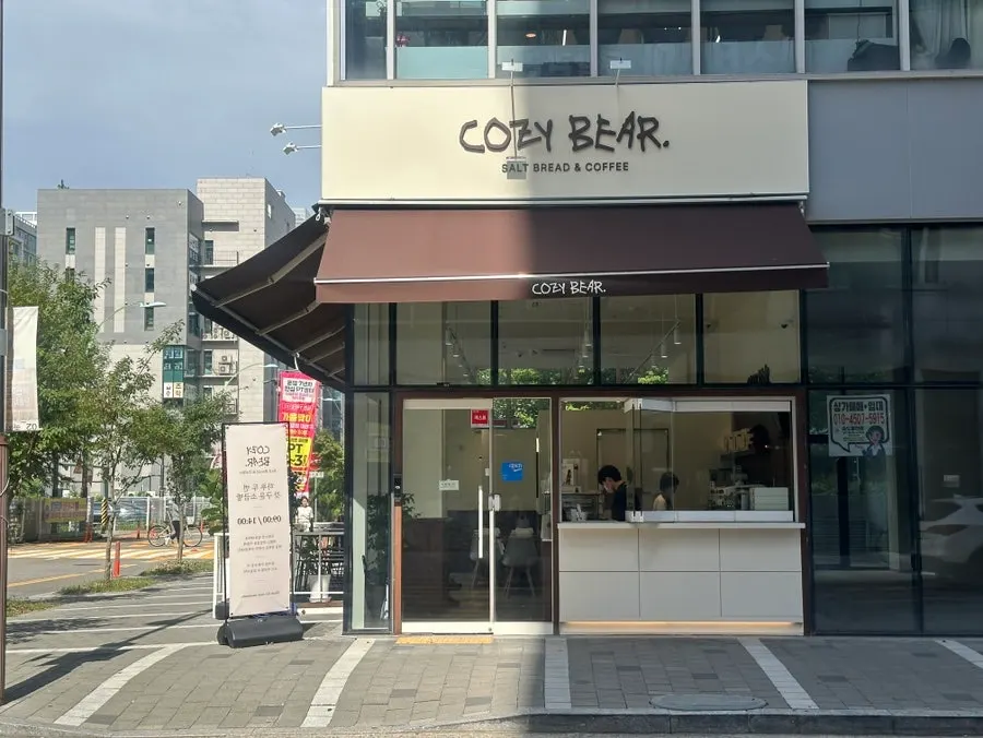 Pet-friendly outdoor tables