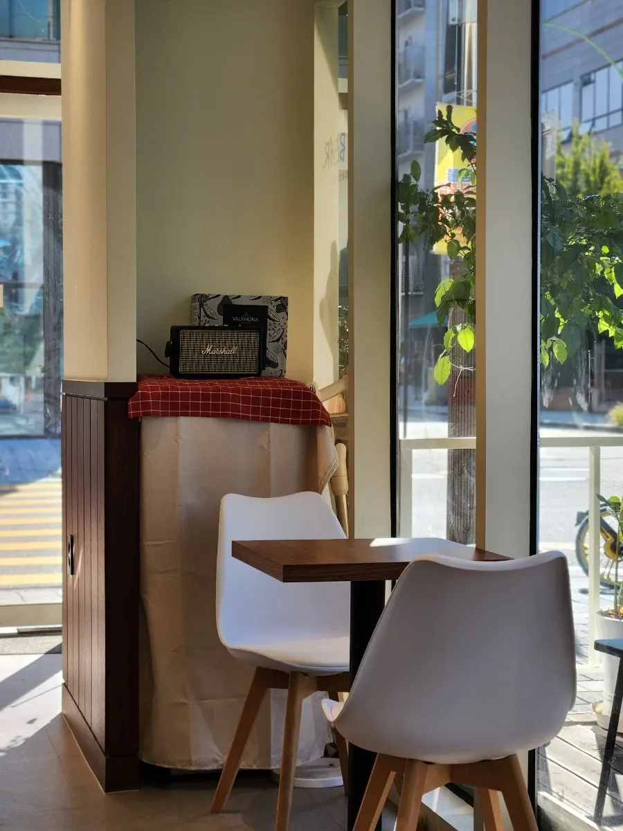 Cozy Bear interior decorated in green plants and brown tones