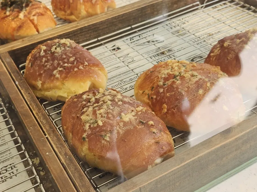 Pollack roe and garlic salt bread on display
