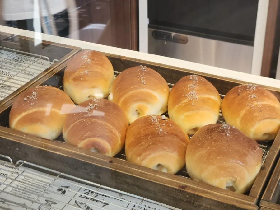 Price tag for plain salt bread at ₩3,500