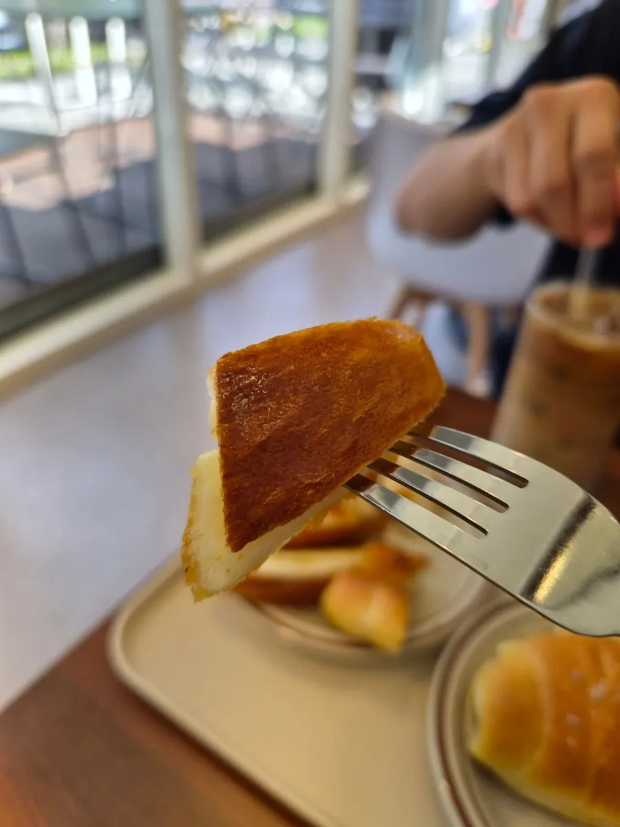 반으로 나눈 앙버터 소금빵 속