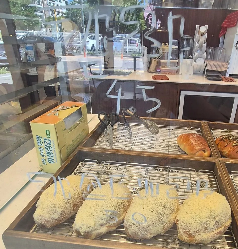 Bakery tray with potato salt bread