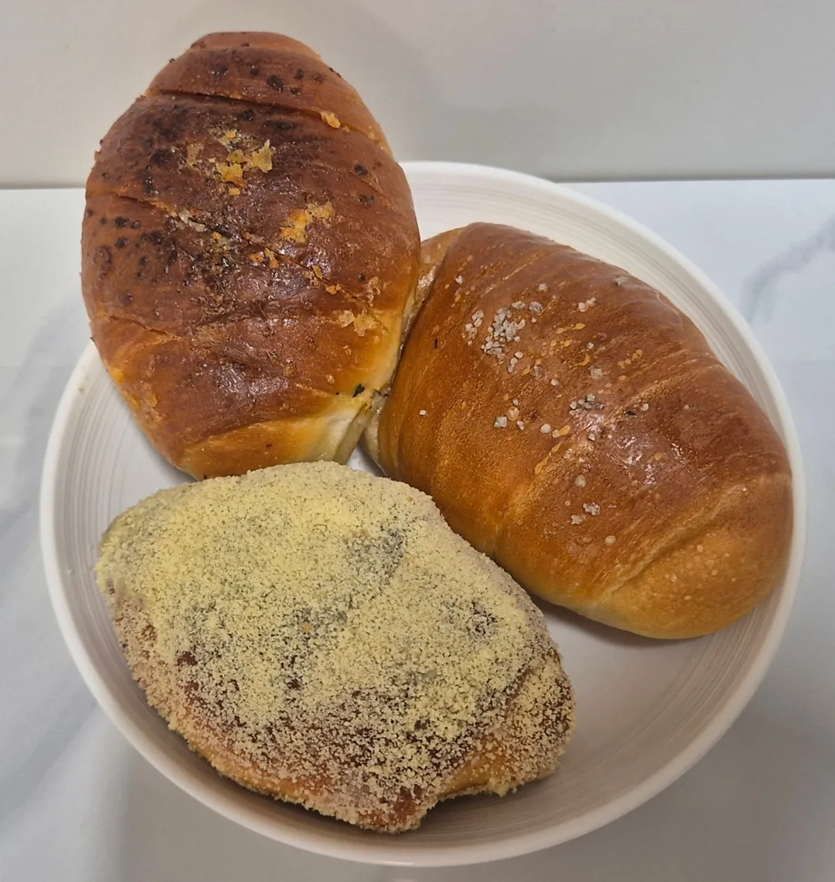 버터홀이 보이는 소금빵 단면