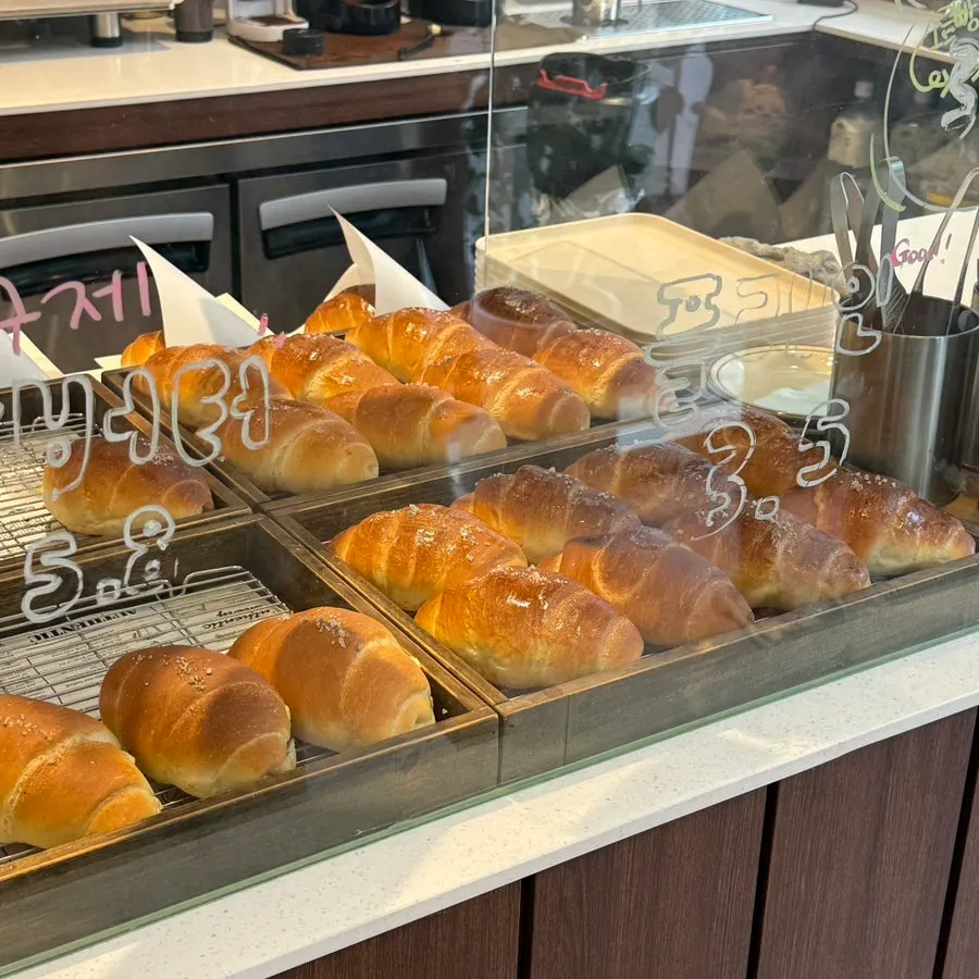 Showcase displaying freshly baked salt bread