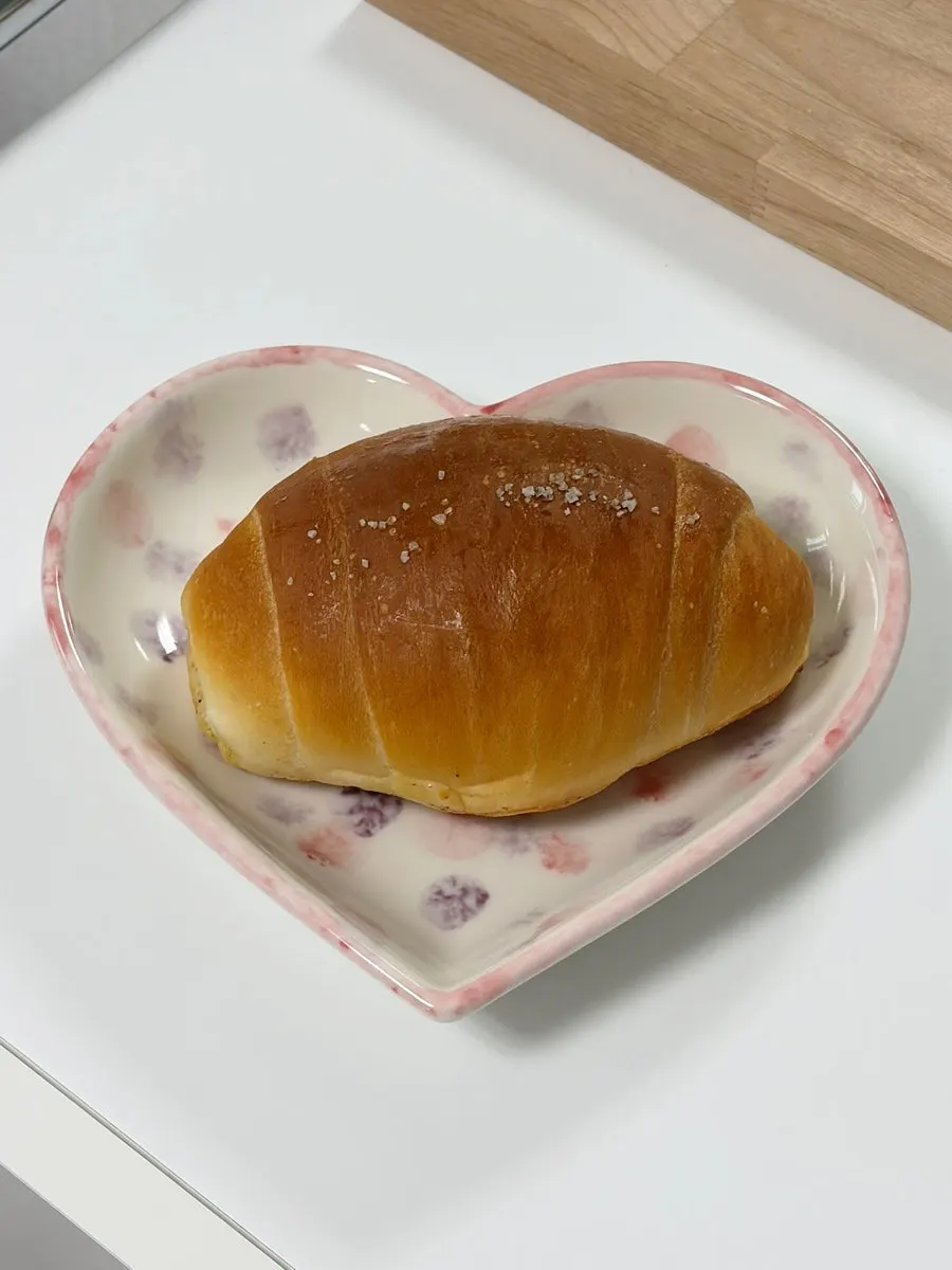 집에서 맛본 플레인과 명란 소금빵