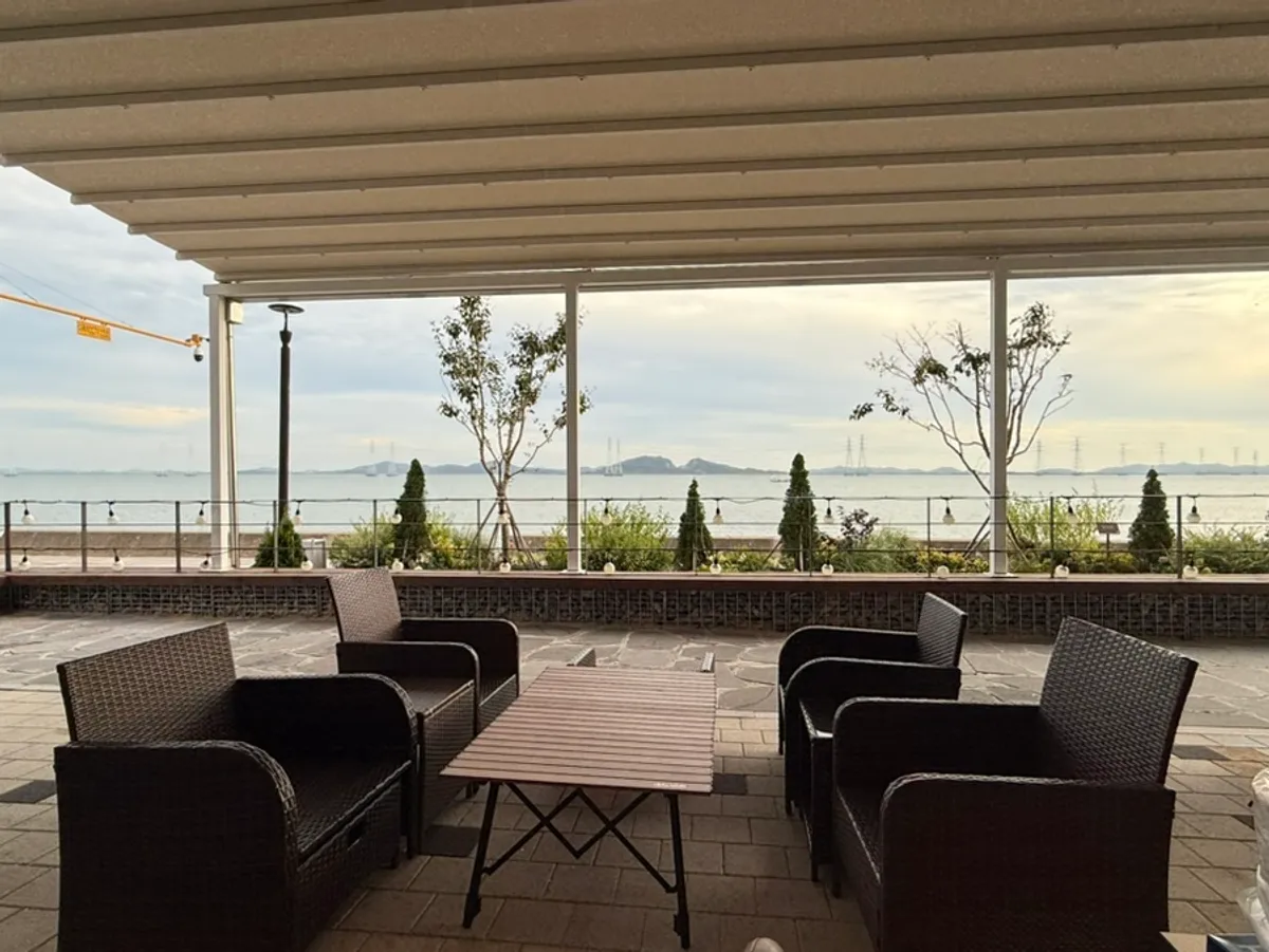 Exterior of Crab Yasijang Geobukseom Main Branch facing the sea