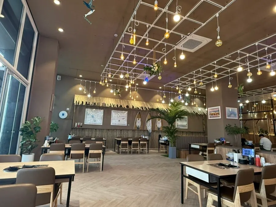 Spacious indoor hall at Crab Yasijang that opens wide to the outside