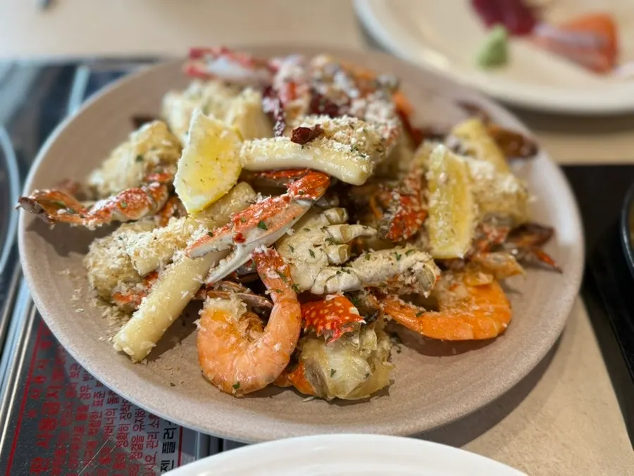 Honey butter crab rice cake with shrimp, crab and rice cake combined