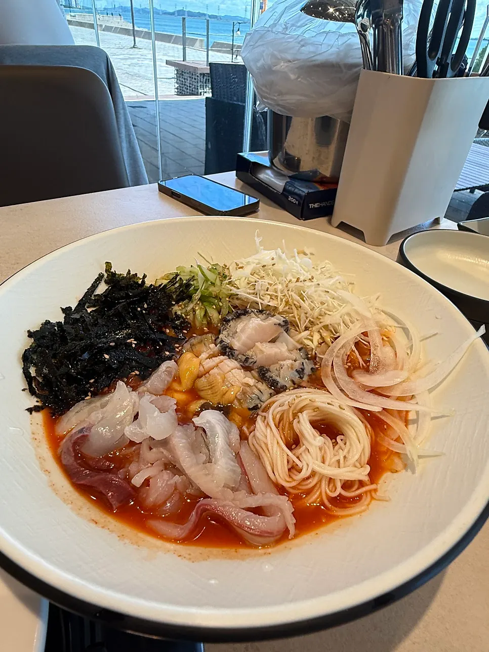 상에 차려진 활전복물회와 숙성사시미
