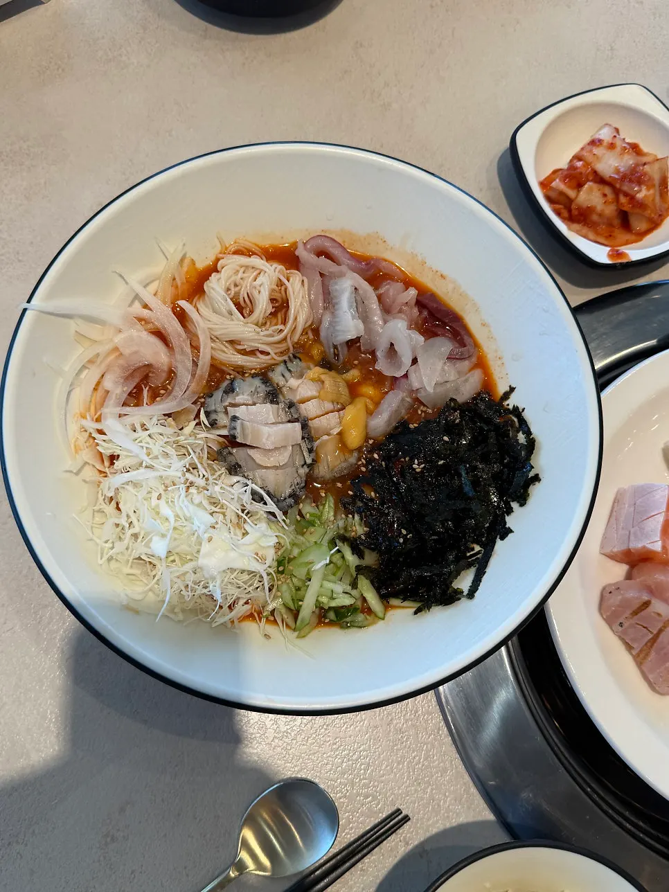 활전복과 멍게가 올라간 물회 클로즈업
