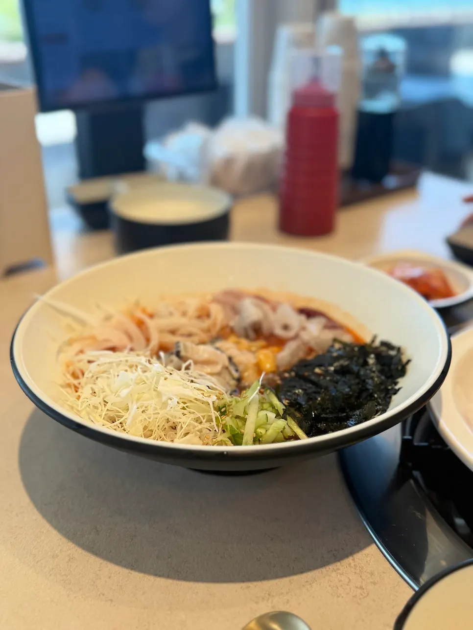 소면과 채소를 비빈 물회 한 그릇