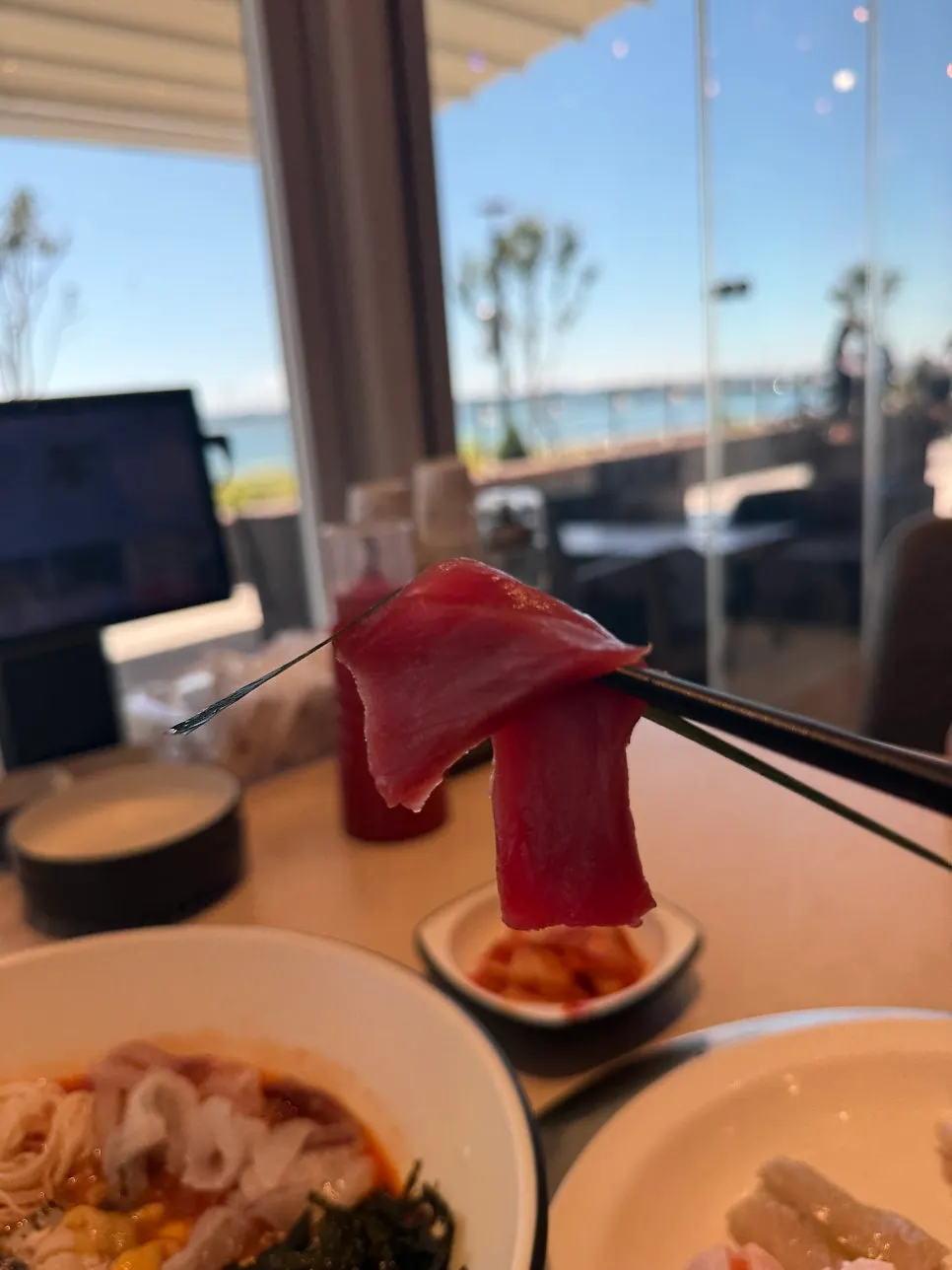 두툼하게 썬 숙성회 접시