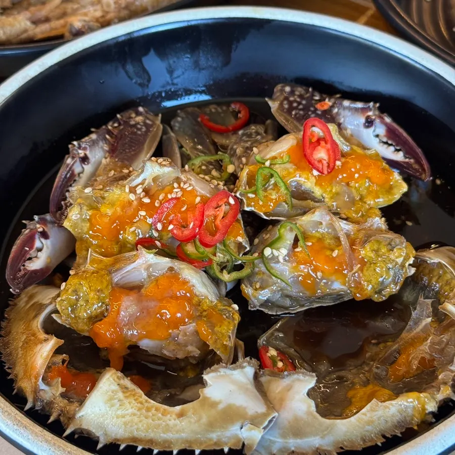 Fully laid out crab set-meal table