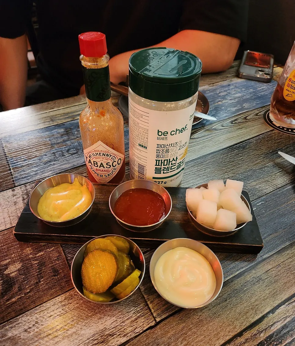 Standard side dishes of pickled radish and dipping sauces