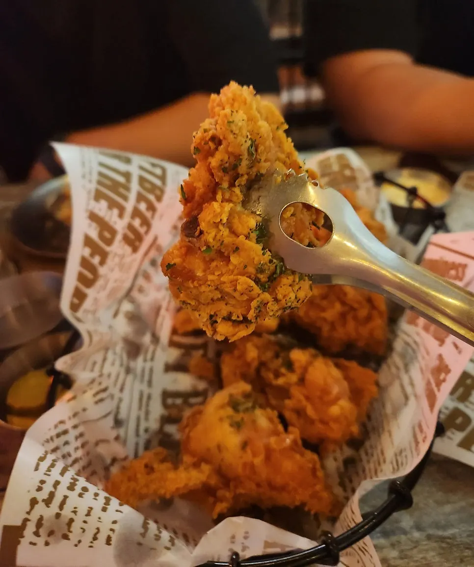 매콤한 후라이드 치킨과 생맥주