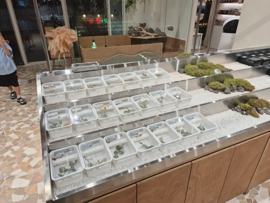 Dalaman Crerism Incheon Cheongna Branch yang terang dan luas dengan dinding kaca