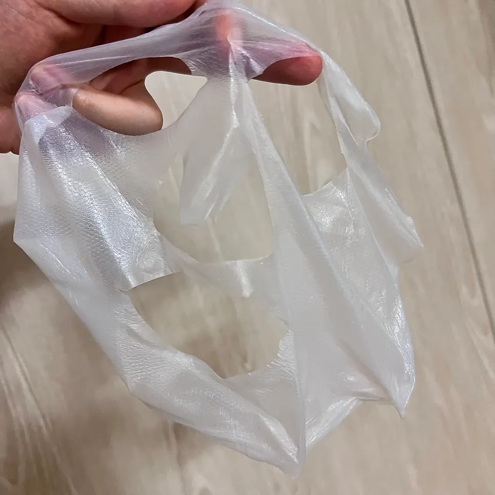 건조되며 투명해진 피지 마스크팩 시트