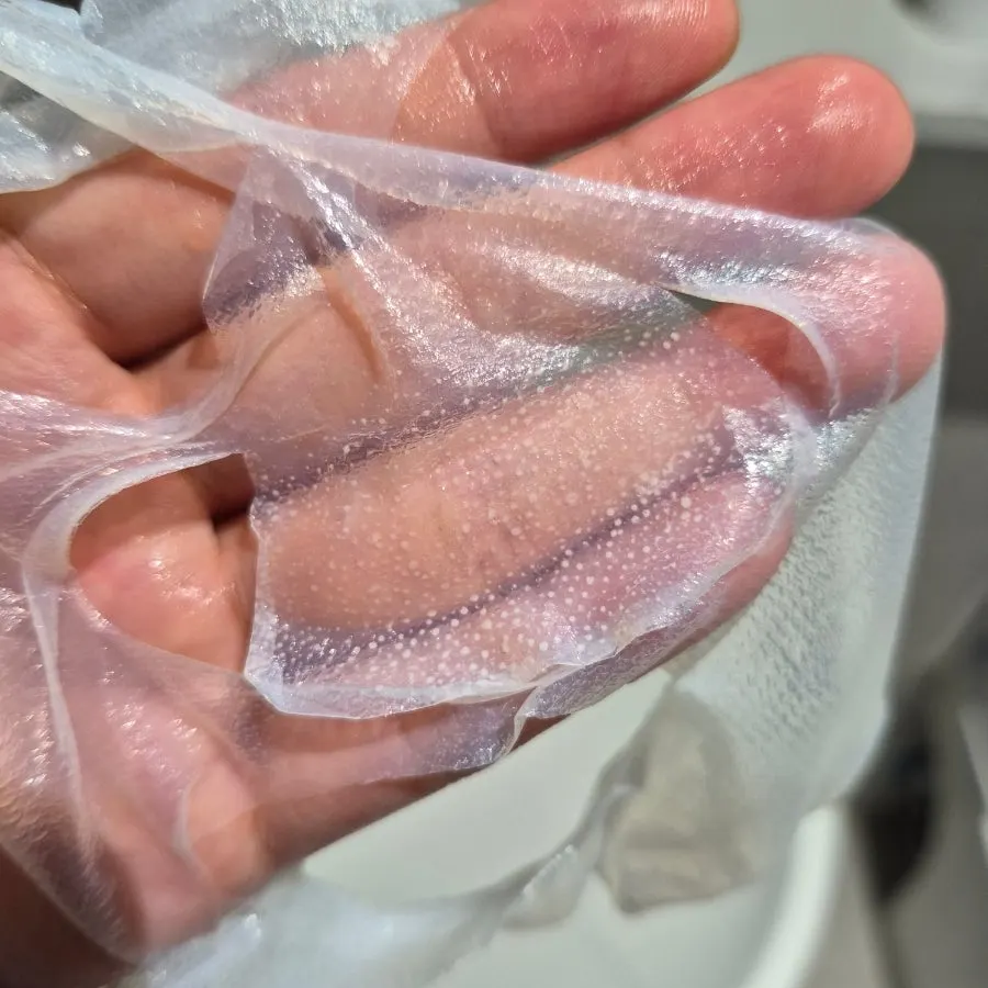 패치 제거 후 물을 묻혀 확인한 코 피지 상태