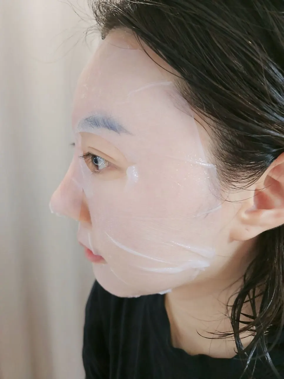 Patch mask adhering closely to the sides of the nose