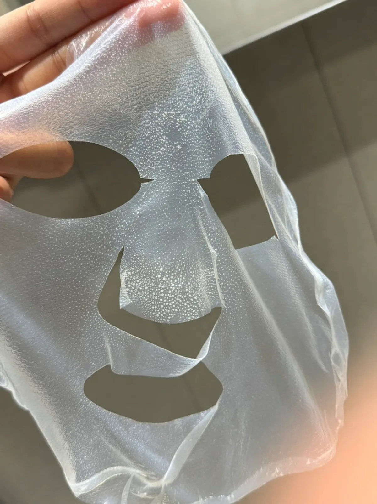 물을 묻혀 나비존 피지가 드러난 패치