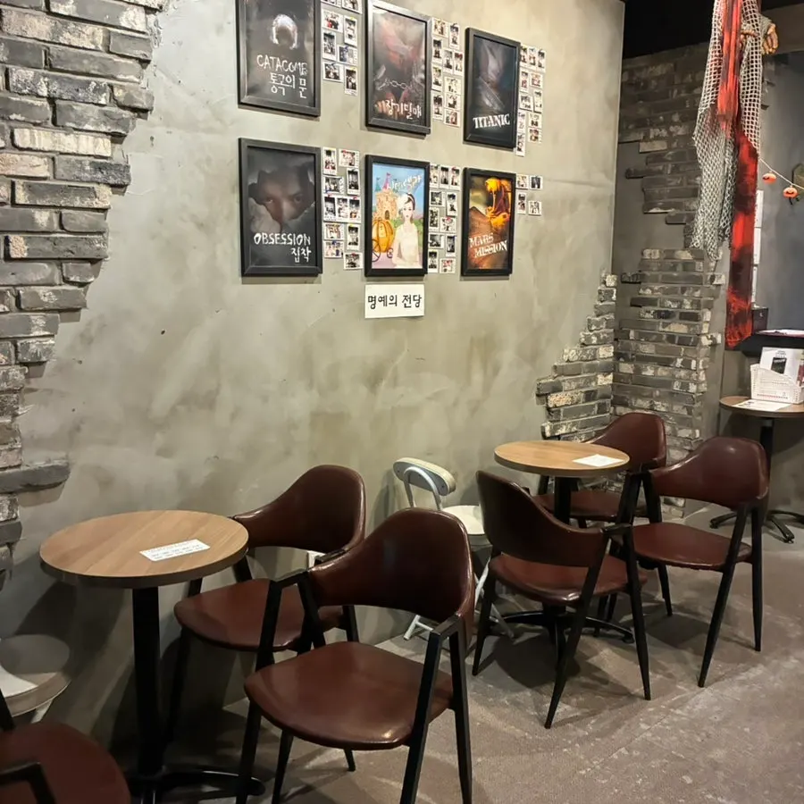 자물쇠 사용법을 읽는 모습