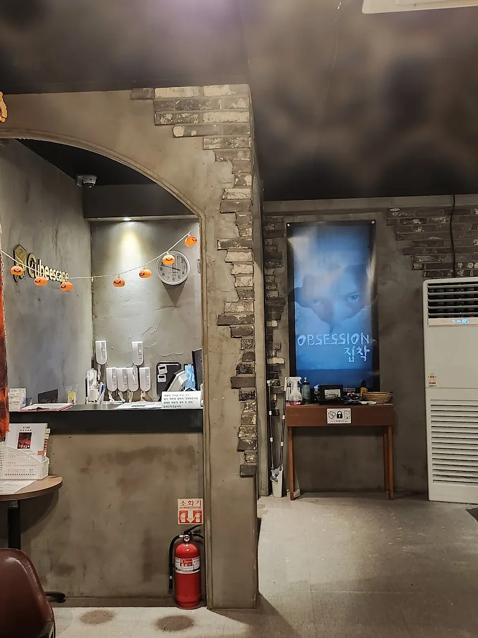 Waiting area decorations at Cube Escape Dunsan-jeom