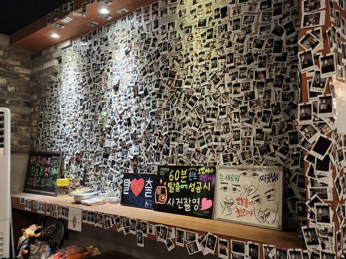 Waiting table at Cube Escape with a puzzle on it