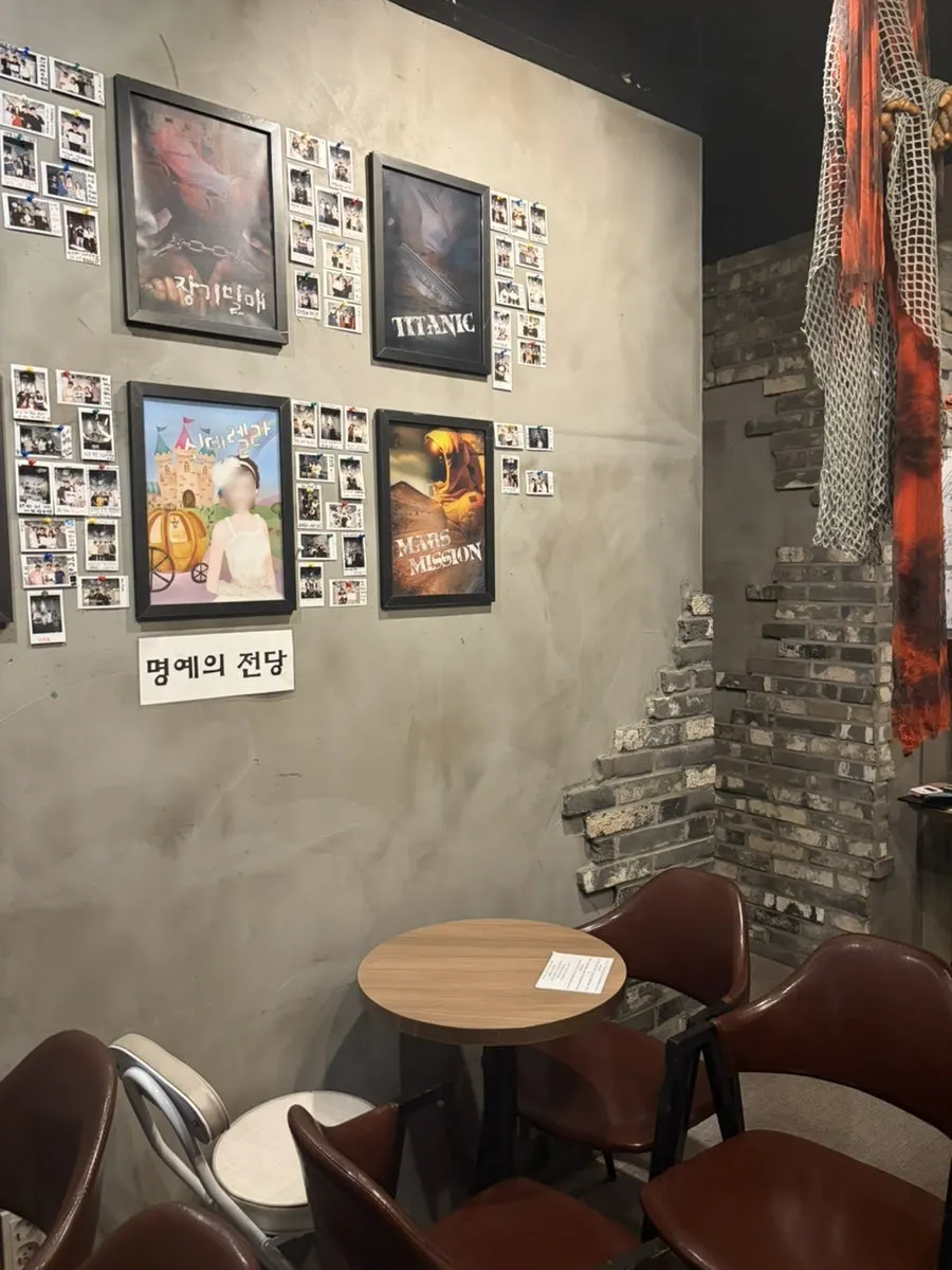 The atmosphere at the entrance to an escape room theme
