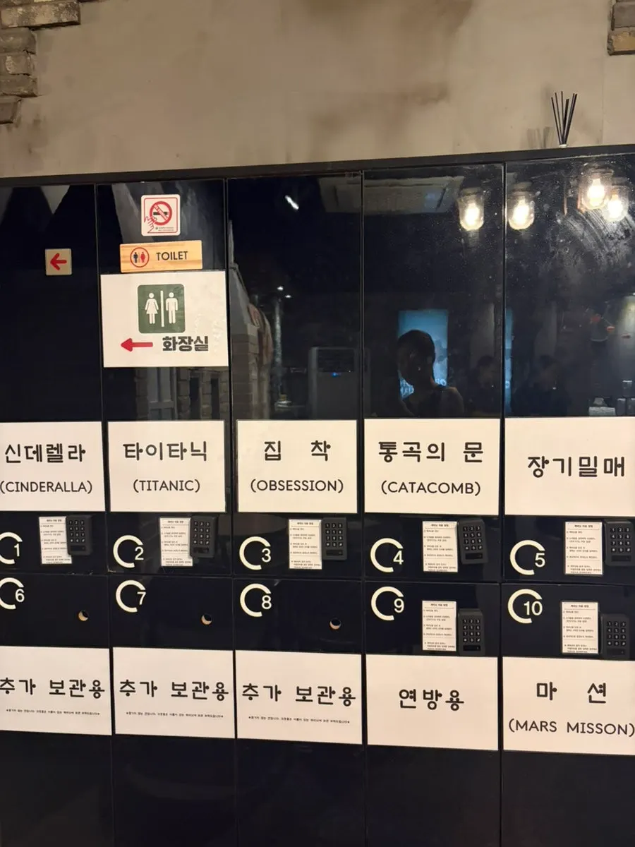 The counter with cash payment discount signage posted