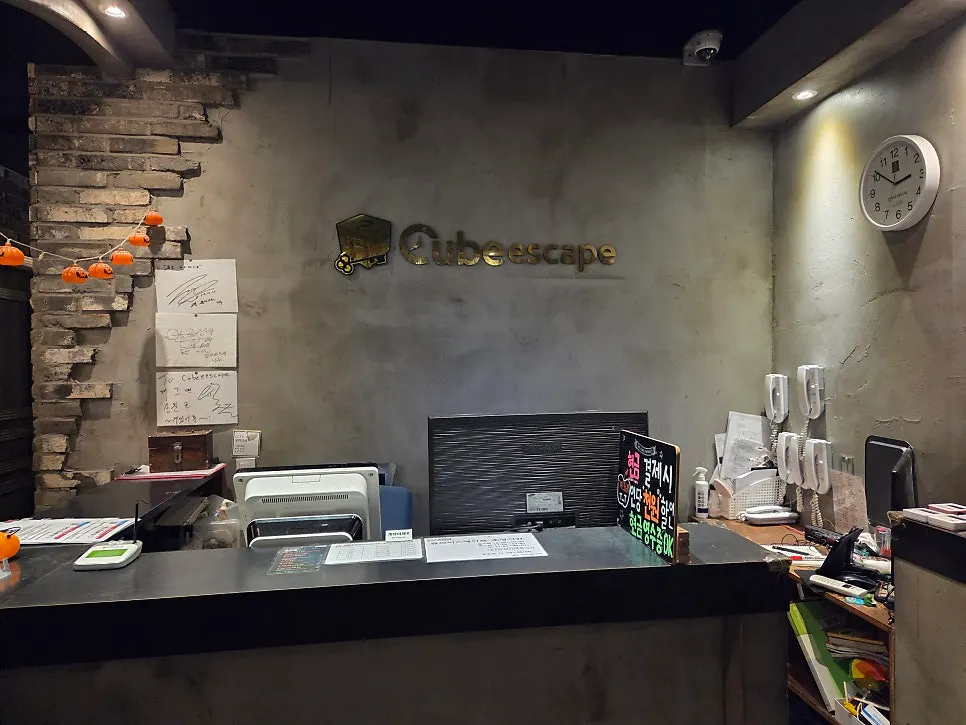 Sign explaining the 60-minute escape room time limit