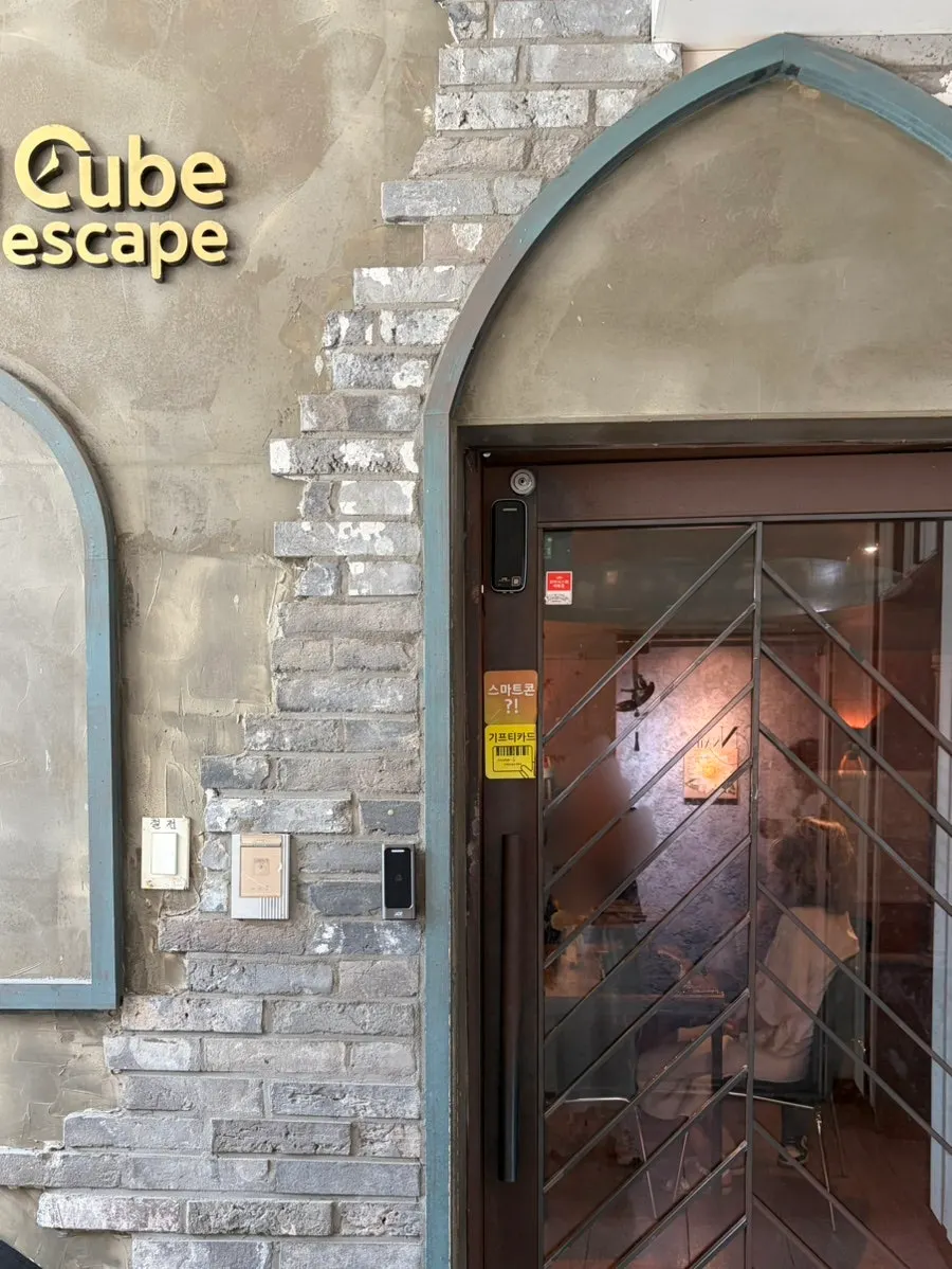 Entrance to Cube Escape Hongdae Branch on the 4th floor