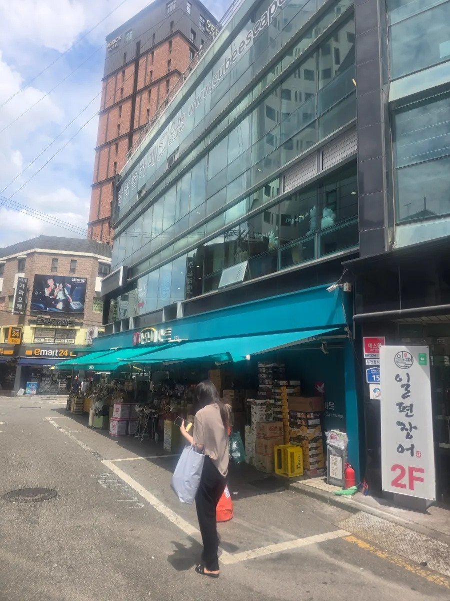 Exterior of the Mugwang Building where Cube Escape Hongdae Branch is located