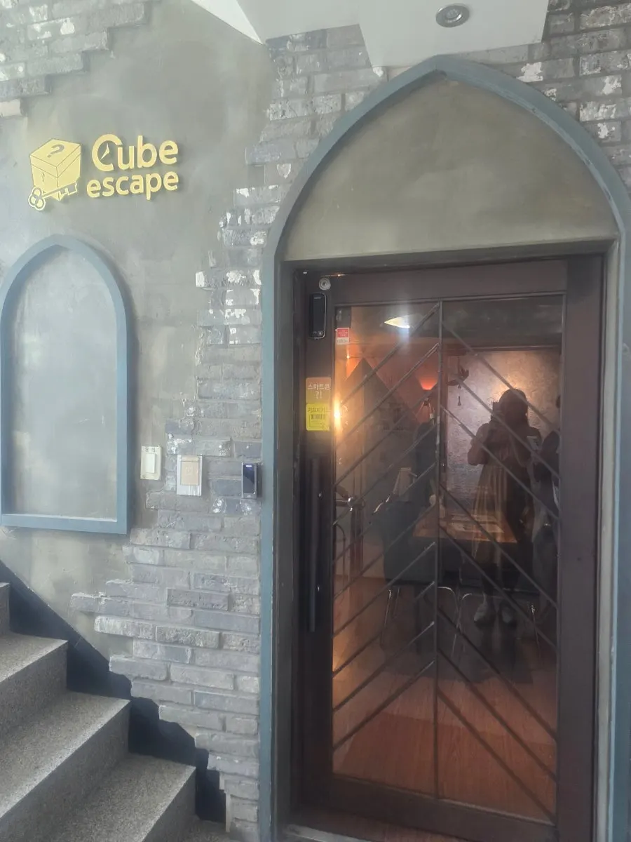 Elevator leading up to the 4th floor of the Mugwang Building