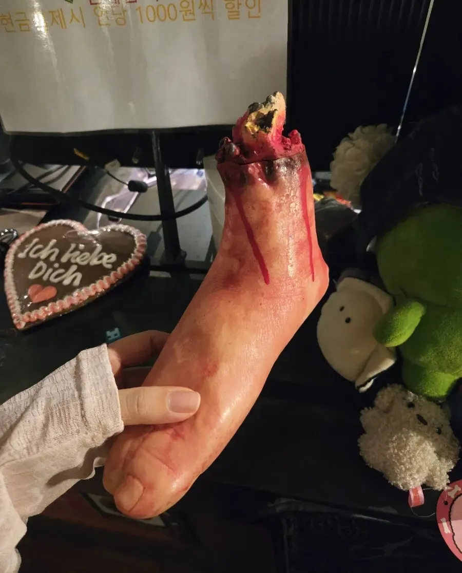 큐브이스케이프 홍대점 복도의 공포 테마 장식