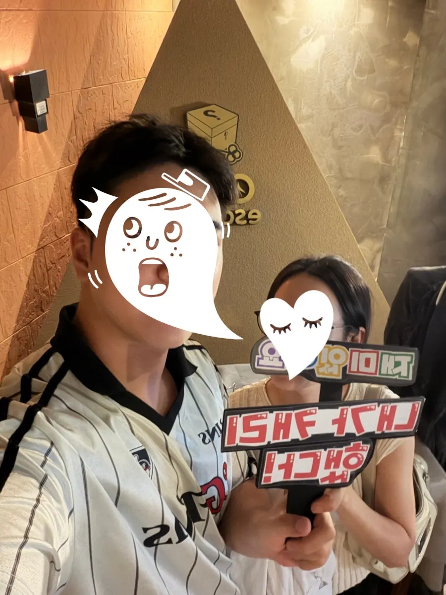 팻말을 들고 직접 찍은 포토존 사진