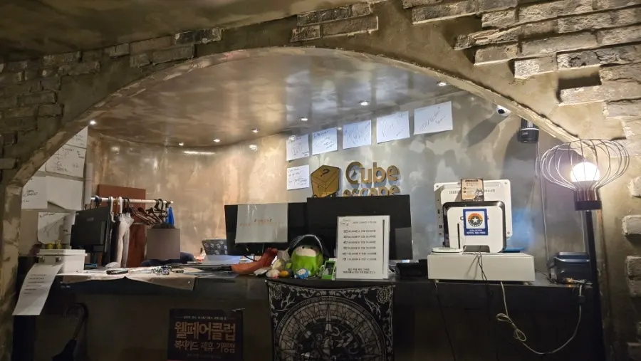 Entrance to Cube Escape Hongdae Branch on the 4th floor of Mugwang Building