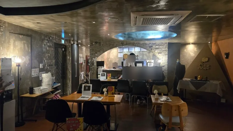 Entrance with the distinctive escape room café atmosphere