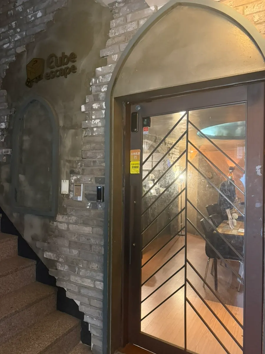 On-site pricing sign by group size at Cube Escape Hongdae Branch